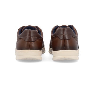 Sapatos masculinos castanhos em pele vistos de trás com sola branca