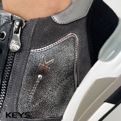 Ténis de senhora cinza e preto com fecho de correr e sola branca