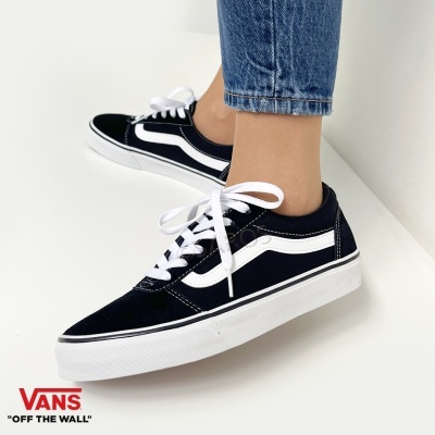 Ténis Vans preto com risca lateral branca e atacadores brancos