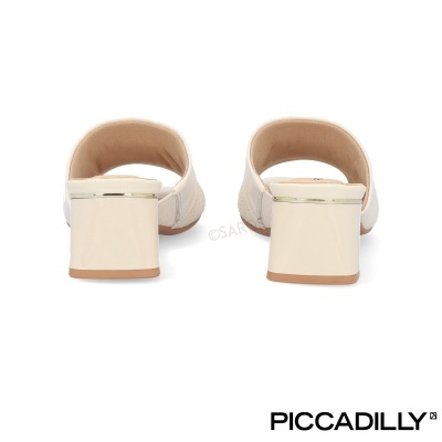 Par de mules bege claro com salto médio quadrado e detalhe metálico dourado