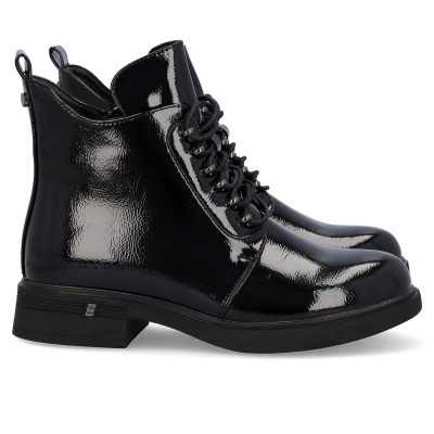 Botas pretas em verniz com atacadores e sola preta