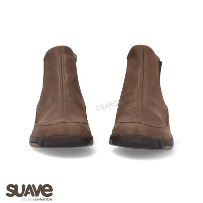 Par de botas castanhas Suave de couro com sola preta vista frontal sobre fundo branco