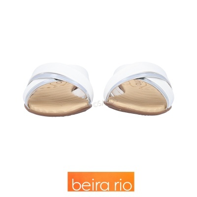 Chinelos brancos Beira Rio com tiras cruzadas e sola bege