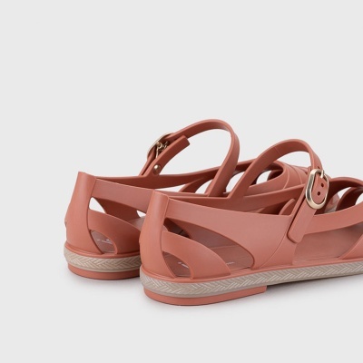 Sandálias salmão com fivela dourada e sola bege