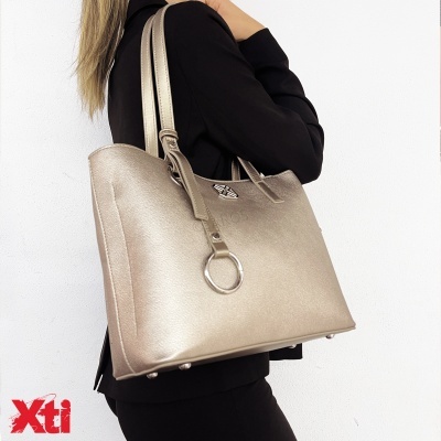 Mala de senhora dourada com alças duplas, detalhe metálico e pendente, sobre fundo branco.