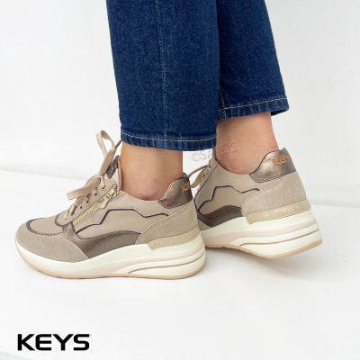 Ténis desportivos bege com sola branca e detalhes dourados