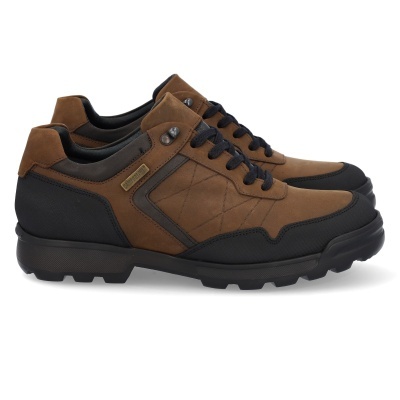 Sapatos desportivos castanhos e pretos em fundo branco