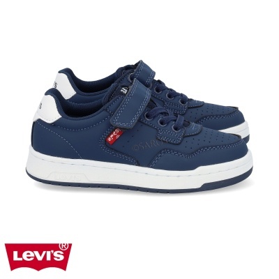 Ténis desportivos azuis com detalhes brancos e etiqueta Levi's vermelha.