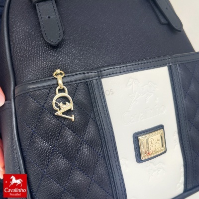 Mala de mão azul escuro e branca com logo Cavalinho