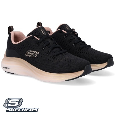 Ténis Skechers pretos com sola bege e detalhes cor de rosa