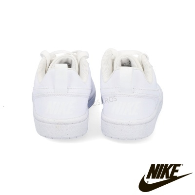 Par de ténis brancos Nike vistos de trás com fundo branco.
