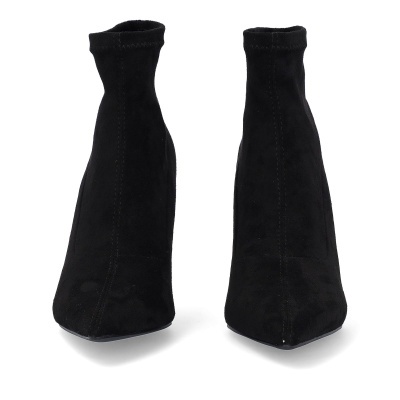 Par de botins femininos pretos em tecido que imita camurça, bico quadrado