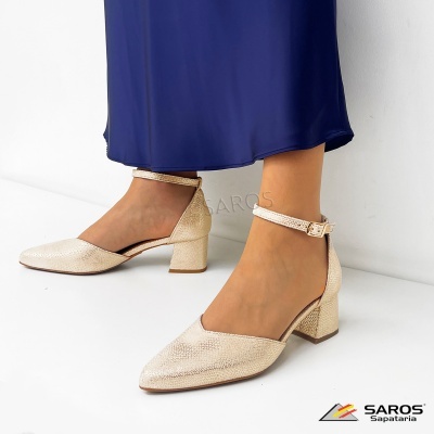 Sapatos de salto médio creme com padrão pele de cobra e tiras no tornozelo
