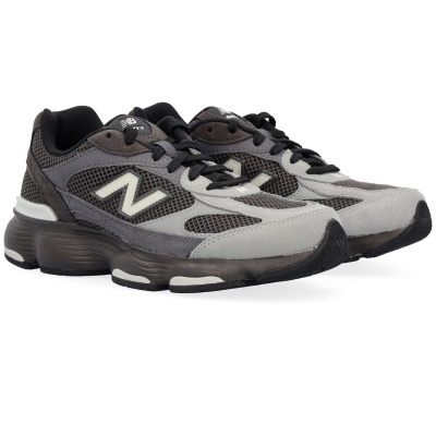 Sapatilhas New Balance 920 cinzentas e pretas em fundo branco