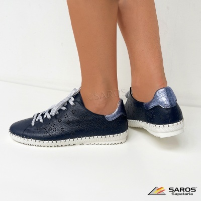 Sapatos de senhora em pele azul escuro com sola branca e detalhe prateado no calcanhar