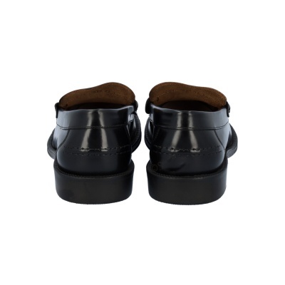 Par de sapatos de couro preto vistos de trás