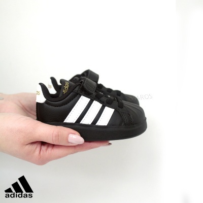Ténis de bebé Adidas pretos com riscas brancas e detalhes dourados
