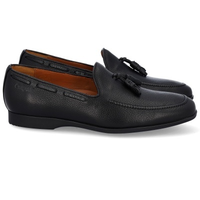 Sapatos mocassim de pele preta com tassel e interior castanho