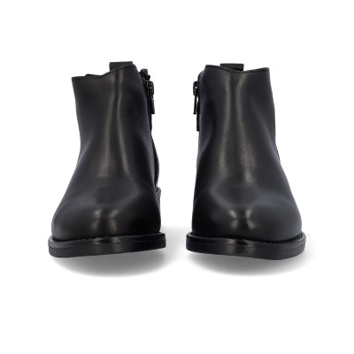 Botas pretas em couro com fecho lateral sobre fundo branco