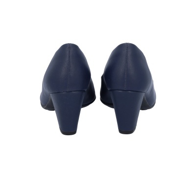 Sapatos femininos azuis de salto médio vistos de trás