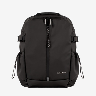 Mochila preta da marca CAVALINHO com fecho vertical central e cordões laterais