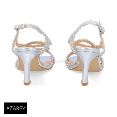 Sandálias de salto alto prateadas com tiras trançadas e fecho de fivela