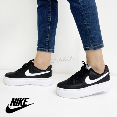 Ténis Nike pretos com swoosh branco e sola branca