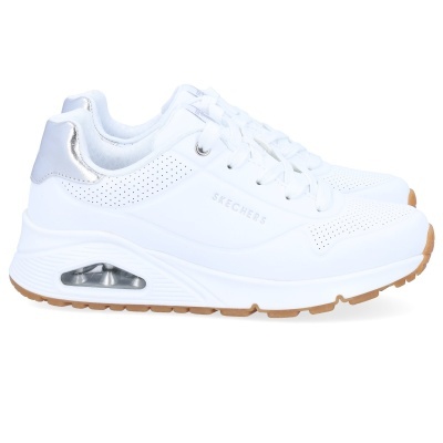 Ténis brancos Skechers com detalhes prateados e sola bege