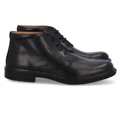 Par de botins masculinos pretos em pele com atacadores e sola preta