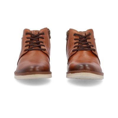 Par de botas masculinas castanhas em pele com atacadores e solas claras