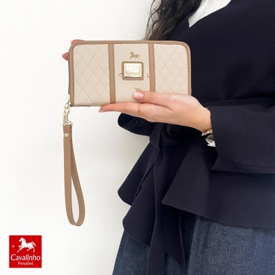 Carteira bege jaspeada e bege clara com padrão acolchoado e fita de pulso castanha