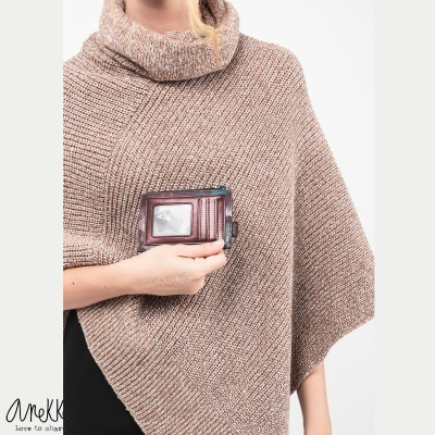 Carteira de couro vinho com bolsos para cartões e janela transparente, segurada por pessoa com poncho cinza de malha grosso