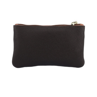 Bolsa pequena preta tipo carteira com fecho dourado e detalhes castanhos