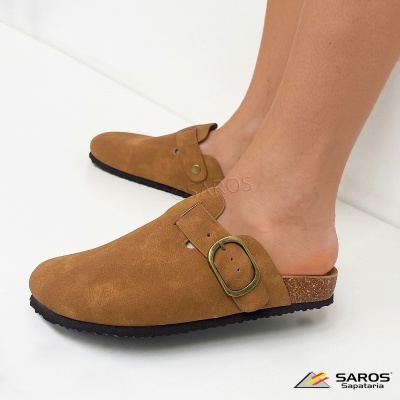 Sapatos castanhos tipo mocassins em pele camurça com fivela dourada