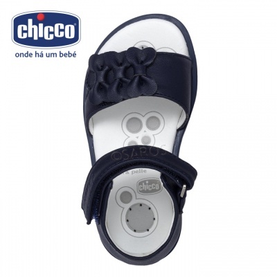 Sandália infantil Chicco azul com sola branca e fecho de velcro
