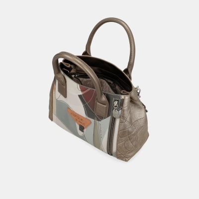 Mala de mão com padrões abstratos e alças castanhas