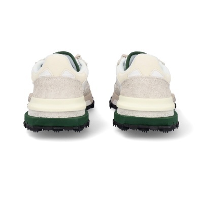 Sapatos desportivos bege e verdes vistos de trás