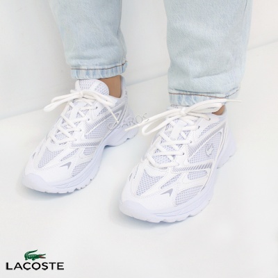 Ténis brancos Lacoste com padrão de malha e logótipo do crocodilo ao lado