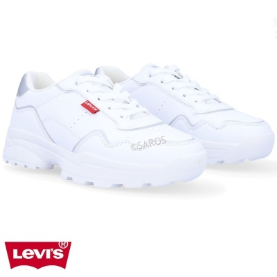 Ténis brancos Levi's com etiqueta vermelha e sola grossa