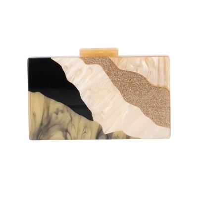 Clutch retangular acrílico com padrão abstrato preto, bege, creme e dourado brilhante