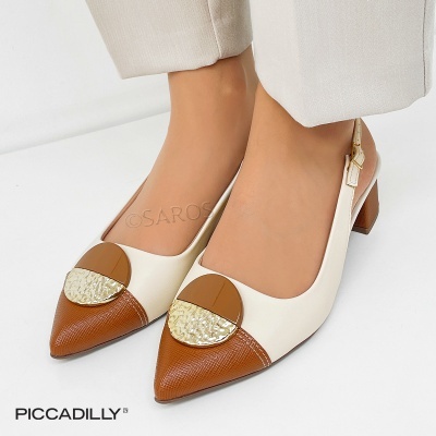 Sapatos de senhora brancos e castanhos com salto quadrado médio e decoração circular dourada.