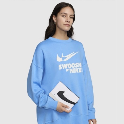 Sweatshirt azul claro com estampa SWOOSH BY NIKE e carteira branca com logotipo Nike.