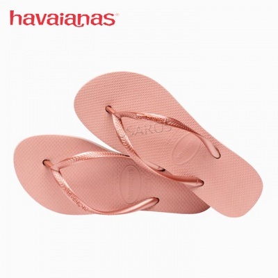 Chinelos havaianas rosa claro com tiras metálicas e logótipo vermelho no fundo branco