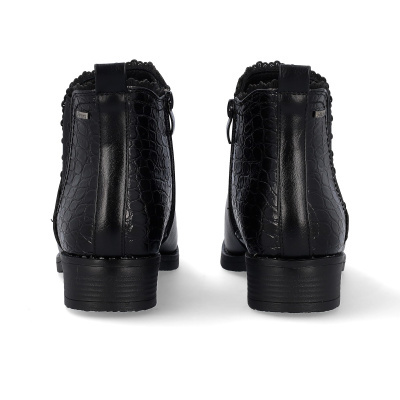 Botins pretos com textura de pele de crocodilo e renda no topo vistos de trás