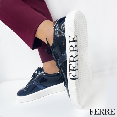 Tênis azul verniz com sola branca e texto FERRE na lateral