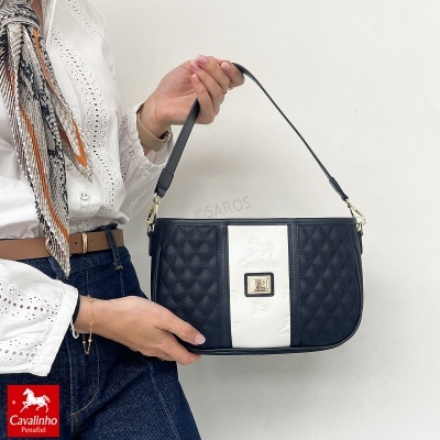 Mala de mão Cavalinho preta e branca com padrão matelassê e logo frontal