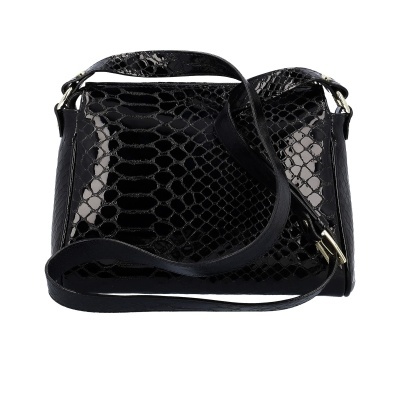 Mala de mão preta com padrão de pele de cobra e alças ajustáveis