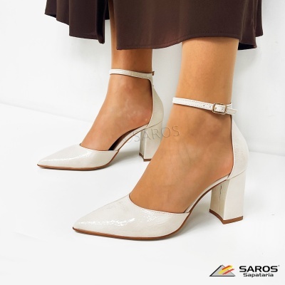 Sapatos de salto alto brancos em verniz com tira ao tornozelo