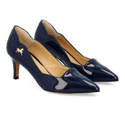 Sapatos de salto médio em verniz azul com detalhe dourado de cavalo