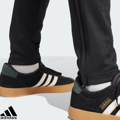 Ténis Adidas pretos com riscas brancas e sola castanha